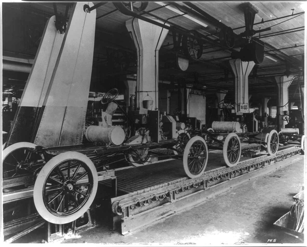 linha de montagem de automóveis na fábrica da Ford em 1913