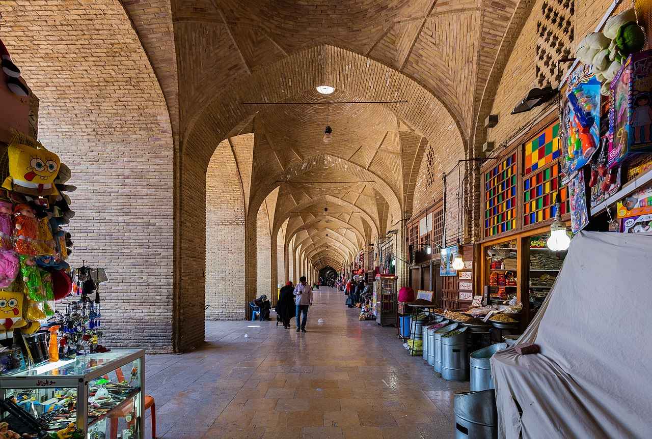 Vista aérea da cidade de Kerman, mostrando sua arquitetura e bazares históricos.