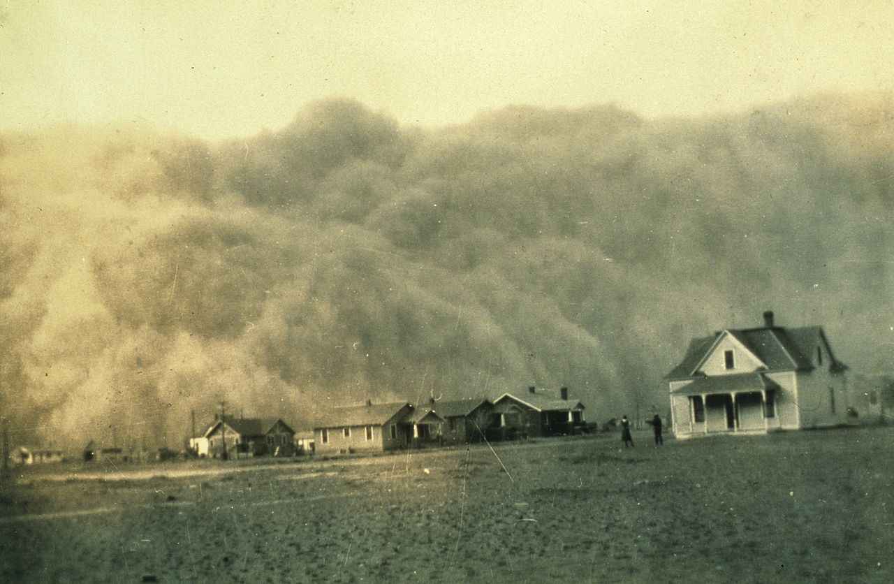 imagem de tempestade de poeira durante o Dust Bowl, mostrando uma parede de poeira no horizonte
