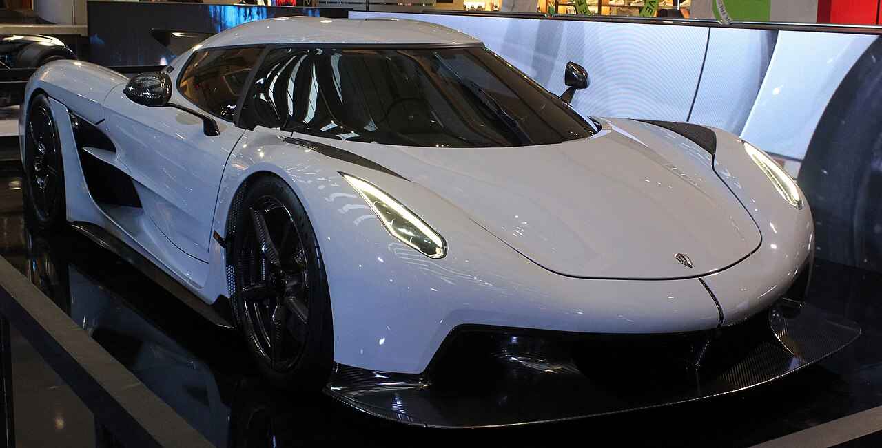 Koenigsegg Jesko Absolut em uma corrida de alta performance