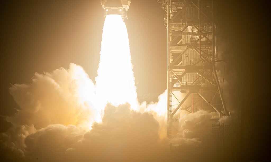 Foguete Artemis da NASA em lançamento, um dos principais projetos de exploração lunar financiados pela NASA