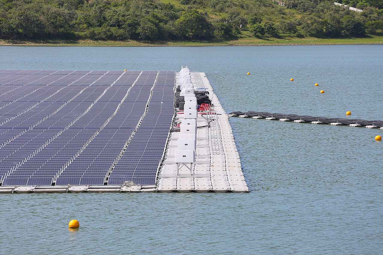 Infraestrutura de energia renovável no Brasil, como turbinas eólicas e usinas solares
