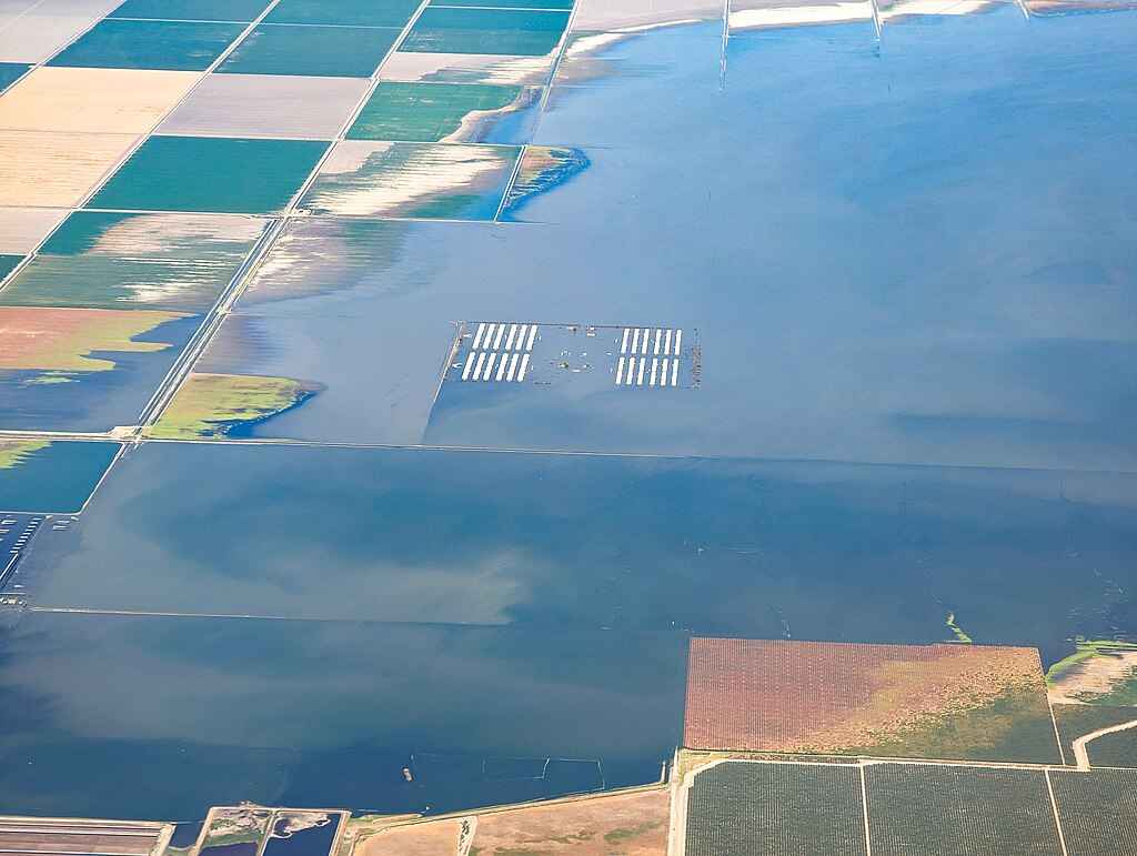 Imagem de um campo agrícola impactado por mudanças climáticas