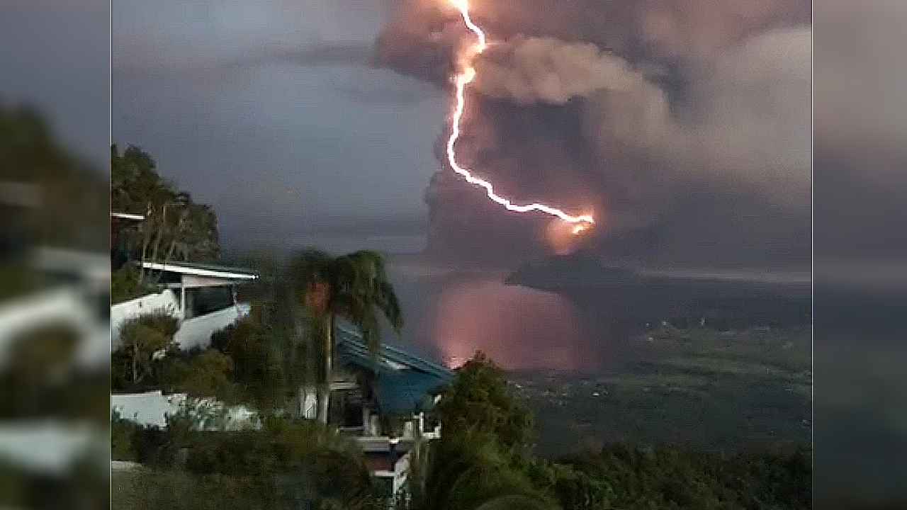 Relâmpago vulcânico saindo de uma erupção
