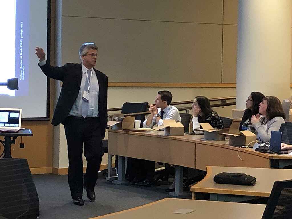 Advogado defendendo seu cliente