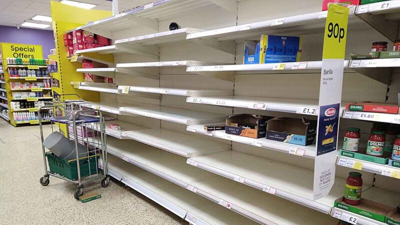 Fraude no estoque de Black Friday, mostrando prateleiras vazias e produtos em falta quando já estavam anunciados como disponíveis