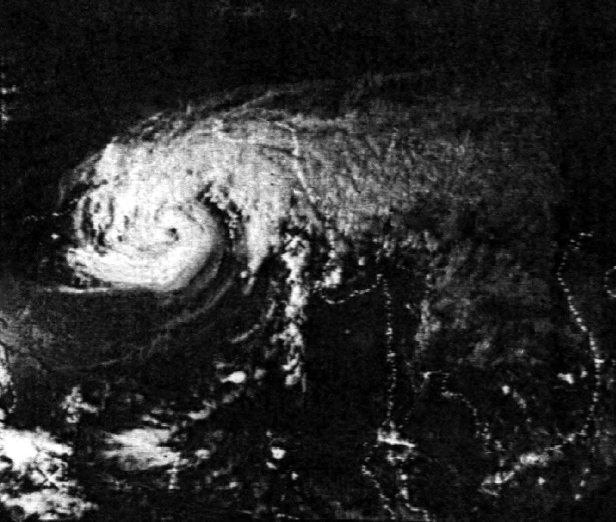 Imagem ilustrativa do ciclone Bhola, mostrando ventos fortes e o impacto devastador nas áreas costeiras de Bangladesh