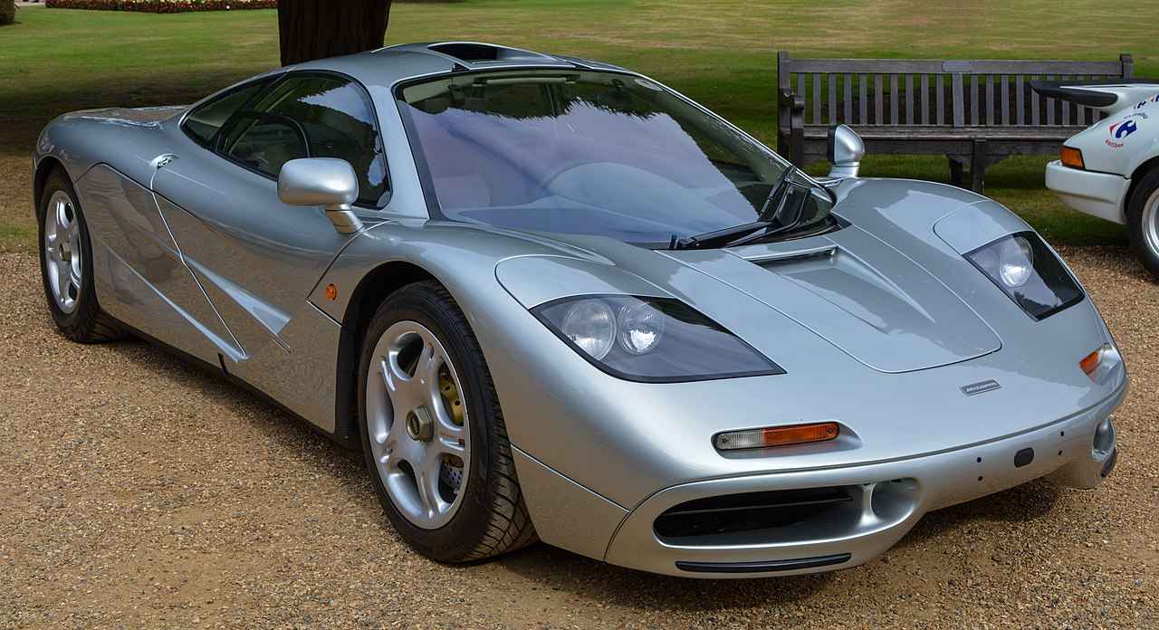 McLaren F1 em uma estrada clássica
