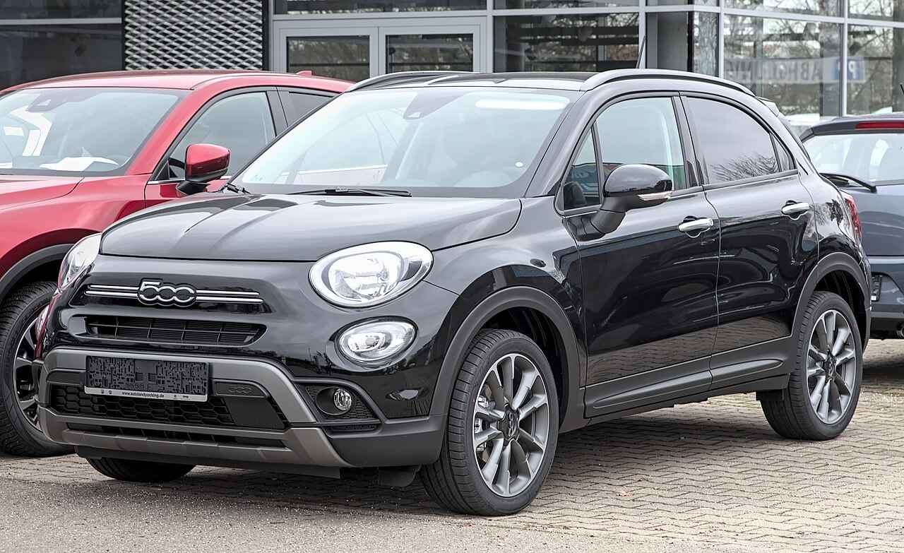 Fiat 500X, um SUV compacto, em uma estrada panorâmica nos Estados Unidos.