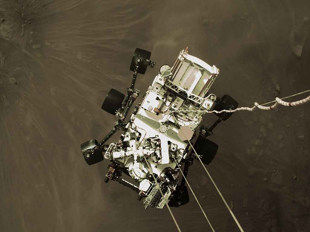 Rover Perseverance da NASA em Marte, explorando a superfície do planeta em uma das missões de exploração mais caras da agência