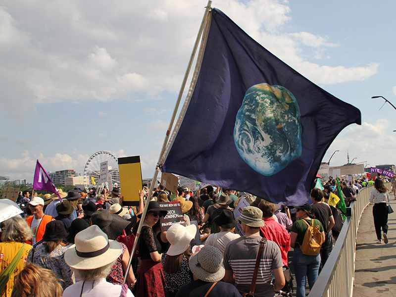 Imagem de uma comunidade se unindo para enfrentar desafios climáticos