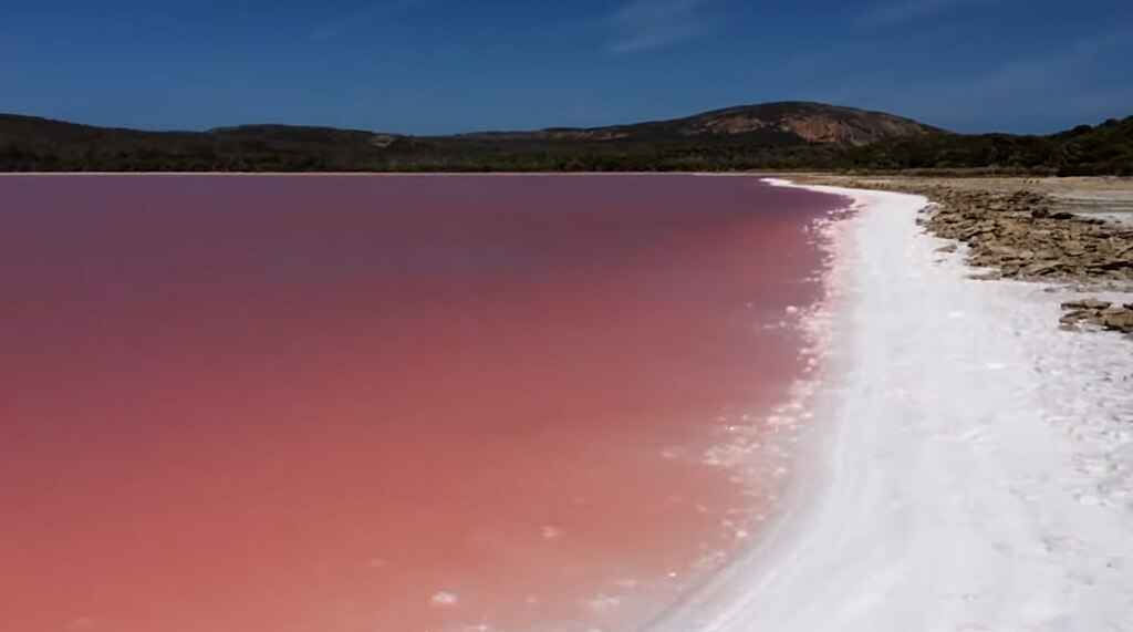 Turistas desfrutando do Lago Hillier
