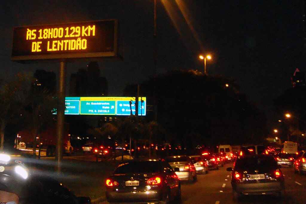 Congestionamento de trânsito em região turística
