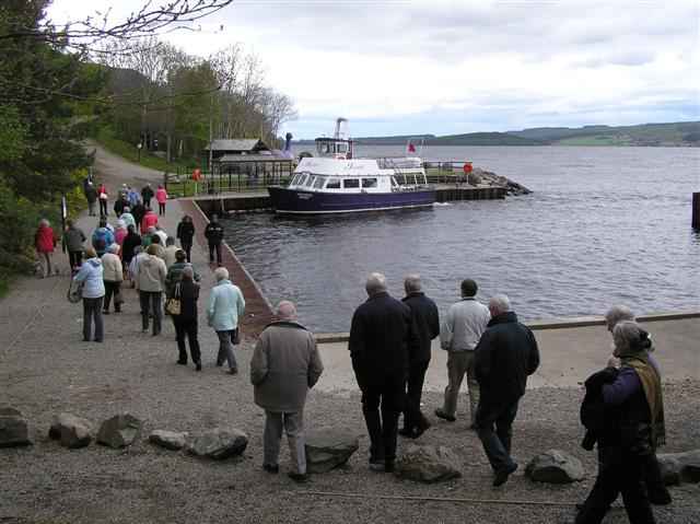 Turistas visitando o Lago Ness